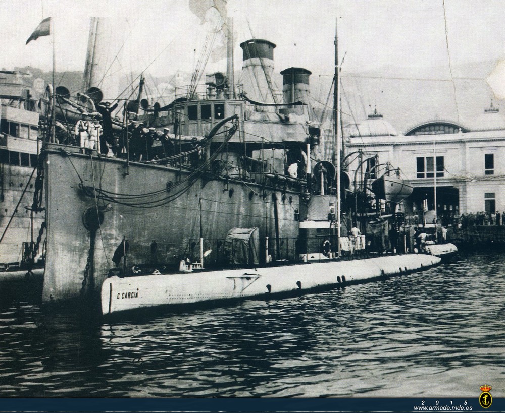 1917. Submarino A-2 abarloado al crucero Extremadura